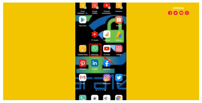membuka aplikasi Whatsapp