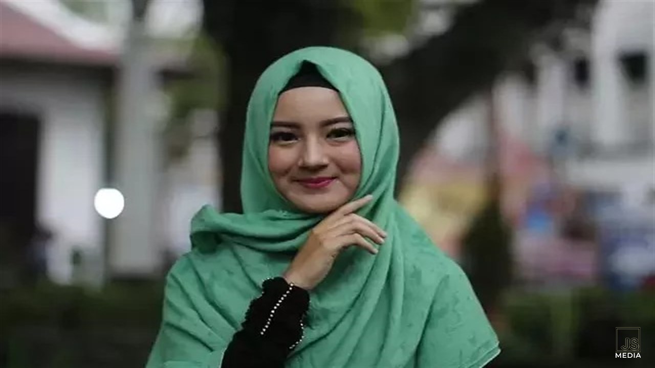 Baju Hitam celana Hitam Jilbab Hijau