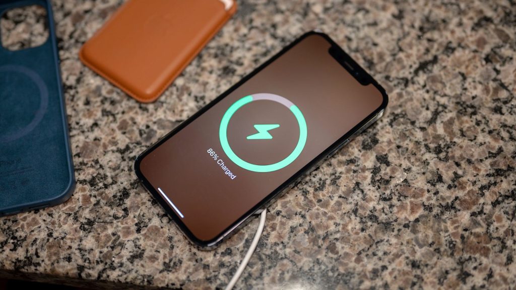 Mitos Seputar Charging iPhone