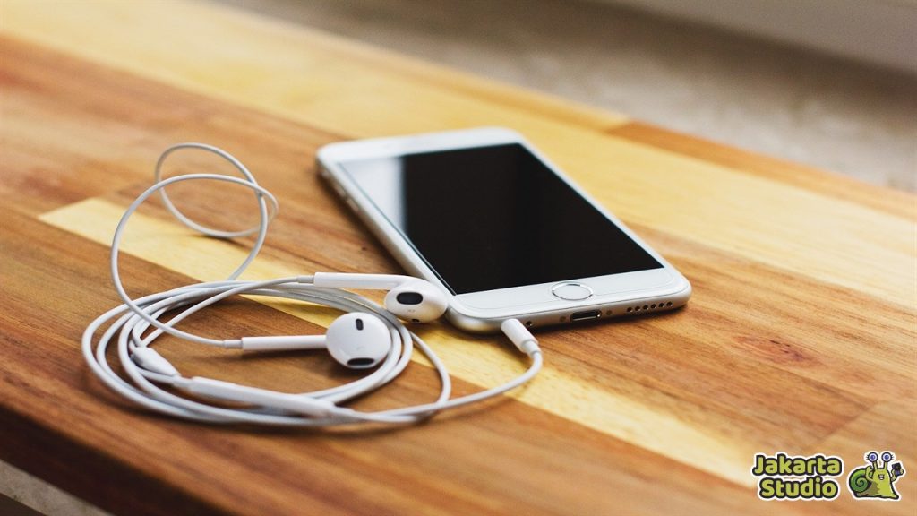 Perbandingan Earphone Kabel dan TWS