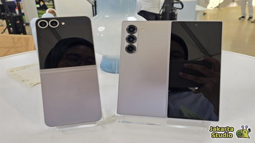 Perbedaan HP Flip dan Foldable