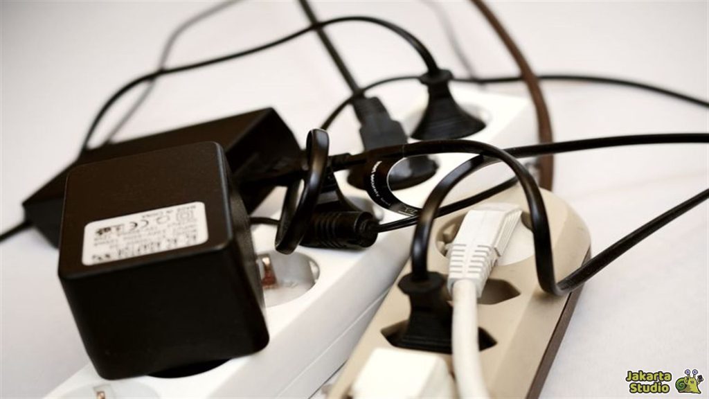 Elektronik Tak Boleh Colok Bareng