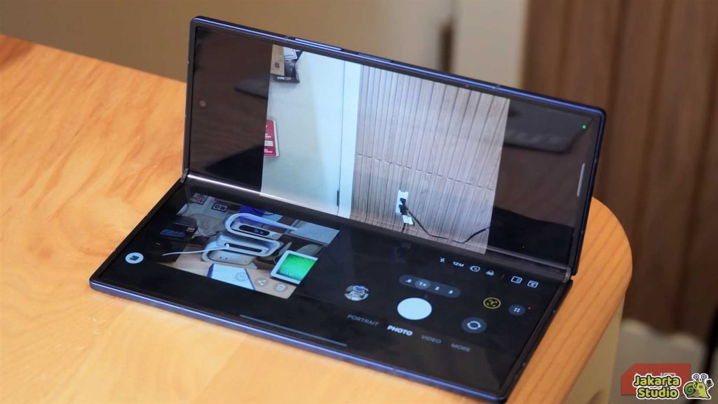 Fitur Kamera Eksklusif HP Lipat