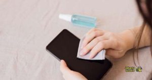 Cara Memperbaiki Tempered Glass Gelembung dengan Kartu Plastik