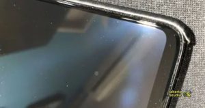 Cara Menghilangkan Gelembung dengan Mengangkat Sedikit Tempered Glass