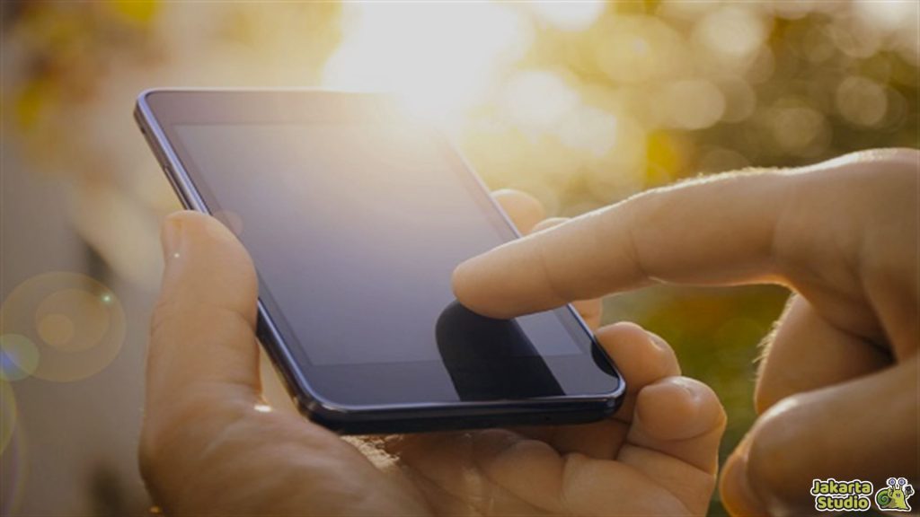 Risiko Penggunaan HP Outdoor